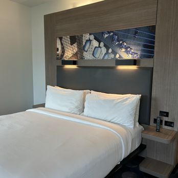 Aloft by Marriott Austin Airport - Very good lighting and clean and comfortable bed. - Hotels Near Me - Austin, Texas Aloft by Marriott Austin Airport - Very good lighting and clean and comfortable bed. - Hotels Near Me - Austin, Texas