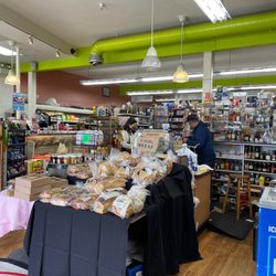 Cunha's Country Store - Front