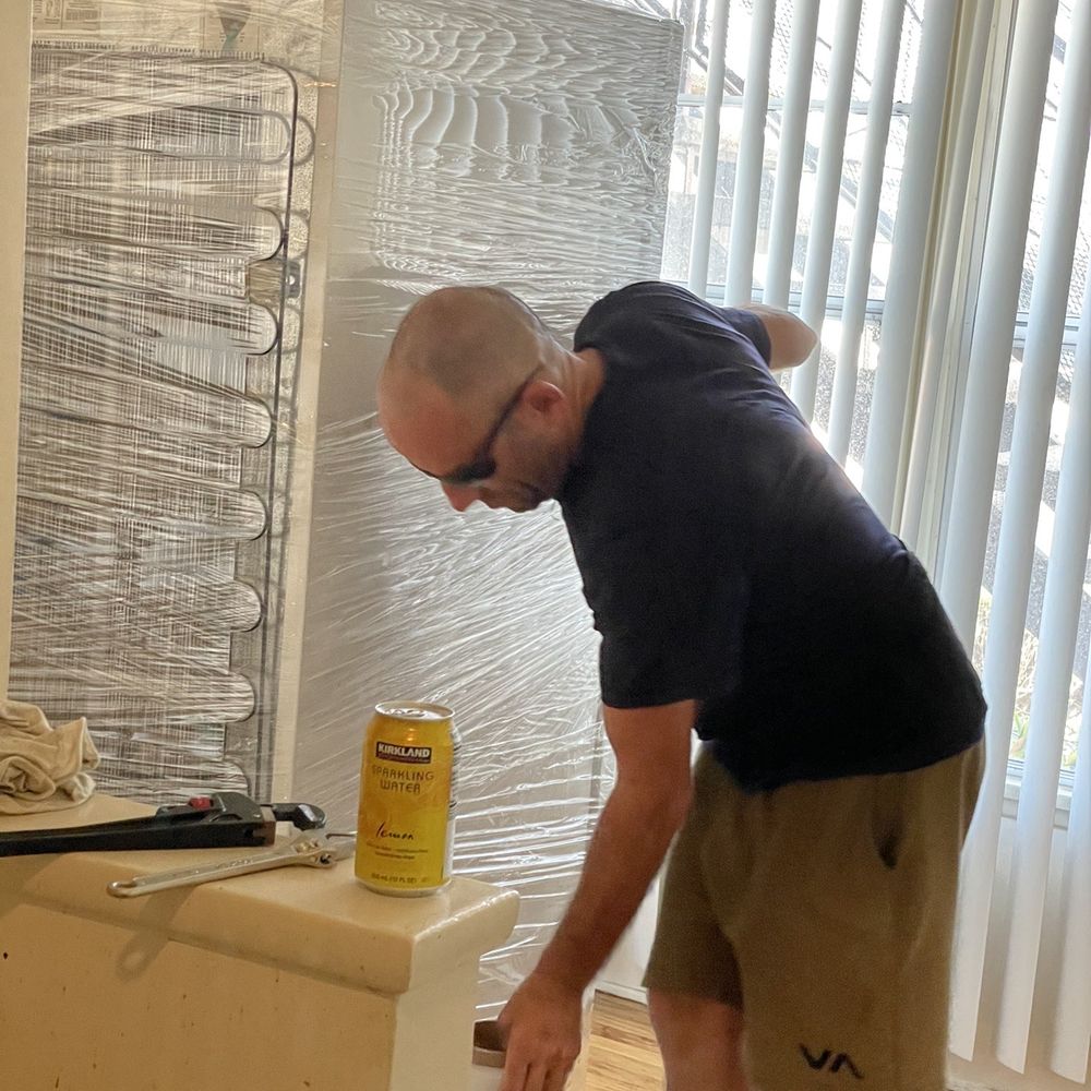 Busy Bee Movers - Wrapping the refrigerator - Movers Near Me - Irvine, California Busy Bee Movers - Wrapping the refrigerator - Movers Near Me - Irvine, California