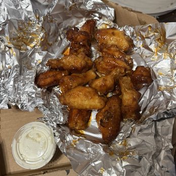 Round Table Pizza - New flavor bbq wings - Pizza Near Me - La Cañada Flintridge, California