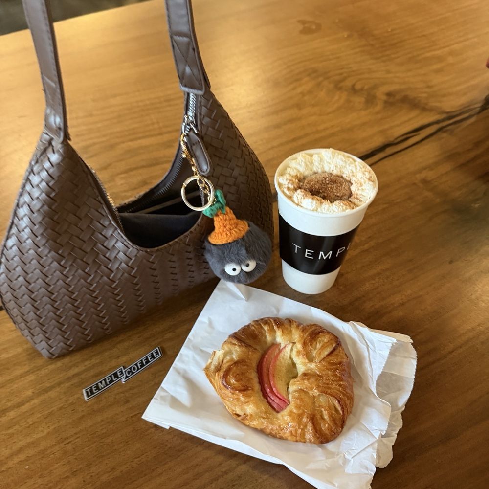 Mexican mocha and seasonal fruit pastry. Sticker! Mexican mocha and seasonal fruit pastry. Sticker!