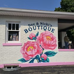 Dee & Nicki's Boutique - Exterior