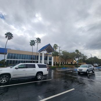 CarMax - Front parking lot and entrance - Used Car Dealers Near Me - Davie, Florida