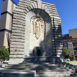 National War Memorial - Monument from park side