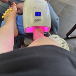 Bellacures Nail & Spa - Disgusting nail light