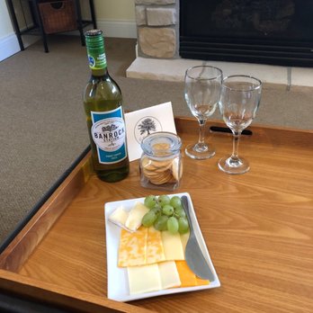 SevenOaks - Complimentary snacks and wine waiting in your cottage - Bed & Breakfast Near Me - Lake Geneva, Wisconsin