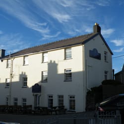 Ship Hotel - Side view from the churchyard across the road. The rooms to the far right of the building have sea views. The ground floor is