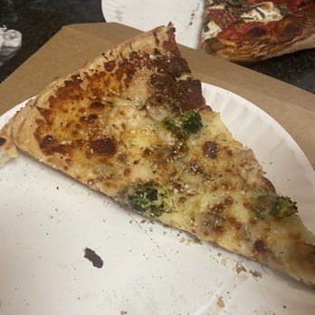 Ernesto's - Broccoli, chicken, and mushroom with white sauce - Pizza Near Me - Boston, Massachusetts Ernesto's - Broccoli, chicken, and mushroom with white sauce - Pizza Near Me - Boston, Massachusetts