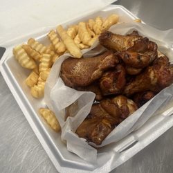 Billy Gator's Chicken Wings & Barbeque - Chicken Wings made to please every taste bud!  LOVE  the BBQ sauce!