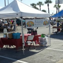 City Island Farmers Market - The entrance with free lemon water