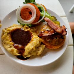 Round Man Brewing Co - Burger and smashed potatoes with gravy