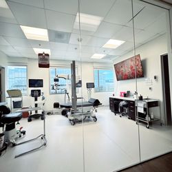 Dagny Zhu, MD - Zhu Vision - Private surgical suite for EVO ICL, custom lens replacement/RLE, and cataract surgery