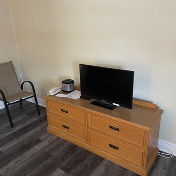Rainbow Inn - Seating and the area. Only one chair provided but imagine this will change with feedback. - Hotels Near Me - Huntsville, Ontario Rainbow Inn - Seating and the area. Only one chair provided but imagine this will change with feedback. - Hotels Near Me - Huntsville, Ontario