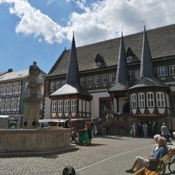 Altes Rathaus - Das alte Rathaus, mit dem Eulenspiegel-Brunnen im Vordergrund. Die Rathaustürme haben das Design der Flaschen der Brauerei bestimmt .