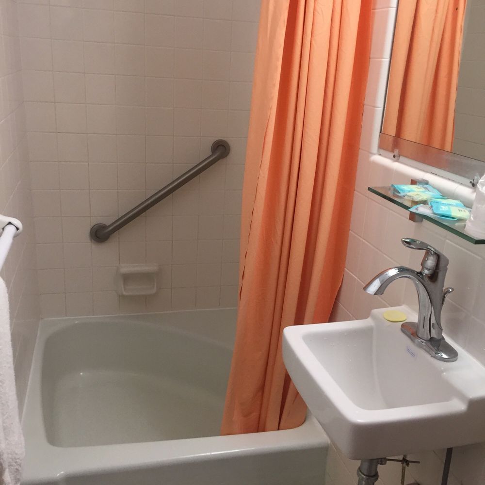 Aquarius Motor Inn - Shower very small - Hotels Near Me - Wildwood, New Jersey