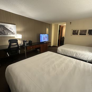 Hyatt Regency Chicago - Two Queen Bed Room: view 2 of 2 - Hotels Near Me - Chicago, Illinois Hyatt Regency Chicago - Two Queen Bed Room: view 2 of 2 - Hotels Near Me - Chicago, Illinois
