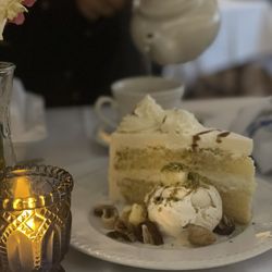 The Helmand Restaurant - Pineapple cake ! 10/10