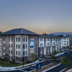 Broadstone Trailside - Building View