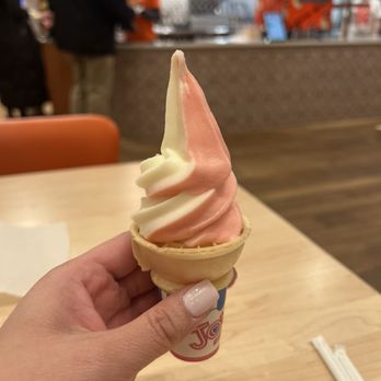 Minnie Bird - Peppermint and vanilla twist - Ice Cream & Frozen Yogurt Near Me - Oak Brook, Illinois
