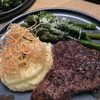 Earls Kitchen + Bar - 9oz Creekstone Sirloin - Cocktail Bars Near Me - Plano, Texas