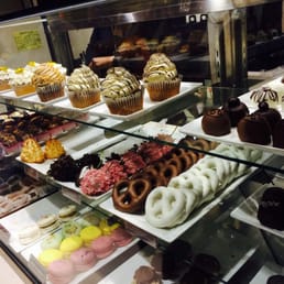 Cupcakes, macaroons, macarons, pretzels... Cupcakes, macaroons, macarons, pretzels...