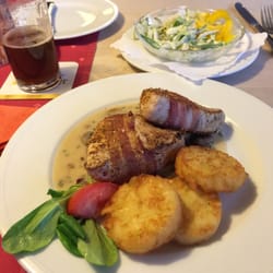 Wember - ........ elsässer putenbrust im speckmantel ..... auf sauerrahm ..... mit röstis und salat ..... einfach köstlich .....