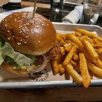 Britesmith Brewing - Williamsville - Fried chicken sandwich - Pizza Near Me - Williamsville, New York Britesmith Brewing - Williamsville - Fried chicken sandwich - Pizza Near Me - Williamsville, New York