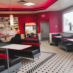 Steak ’n Shake - Dining area