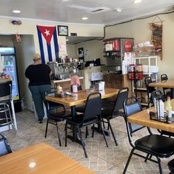 Mami's La Cubana Cuban Restaurant - Waiting area