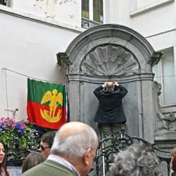 Sandemans New Europe - Goed getimed: 't Manneken werd precies aangekleed toen wij er waren.