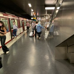 U-Bahnhof Heinrich-Heine-Allee - Jetzt muss ich mich beeilen. I have to hurry now.