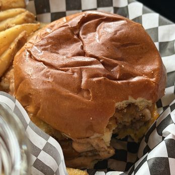 Milwaukee Brat House - Wisconsin Burger - Pubs Near Me - Milwaukee, Wisconsin