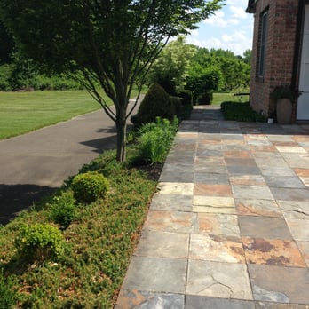 Sorbello's Landscaping - a driveway with a tree and bushes - Landscaping Near Me - Harrison Township, New Jersey Sorbello's Landscaping - a driveway with a tree and bushes - Landscaping Near Me - Harrison Township, New Jersey
