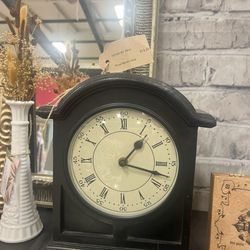 Emporium 40E - Cool antique booth with a neat mantel clock