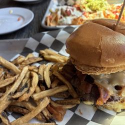 Lock 29 Mont Clare - Bourbon bacon cheeseburger with fries