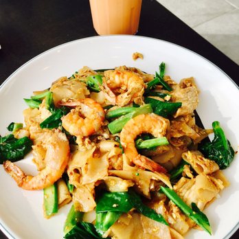 Red Chicken Thai - Pad See Ew (not bad) - Thai Near Me - San Gabriel, California