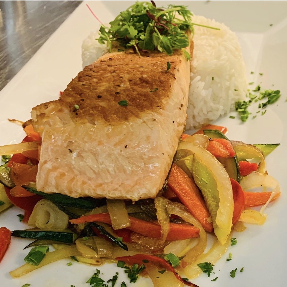 King’s Bar - Salmon con begetales - Lounges Near Me - Naples, Florida
