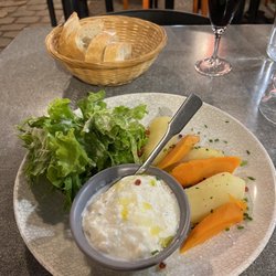 La Mère Jean - Fromage blanc with salad