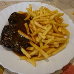 Rindersteak mit Pfefferkruste und Pommes