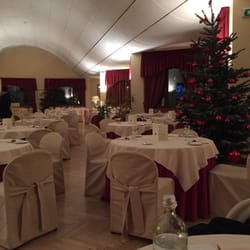 Royal e Golf - The main dining room was spacious but well looked after with the great service!