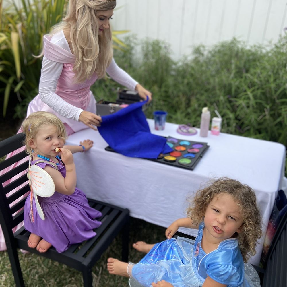 Super Fun Factory - Set up for the face painting to begin - Party Characters Near Me - Huntington Park, California