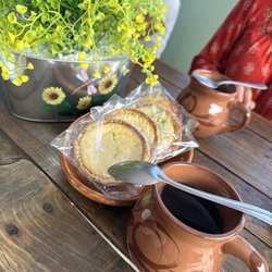 El Patio de los Chilaquiles - Pies con café de olla