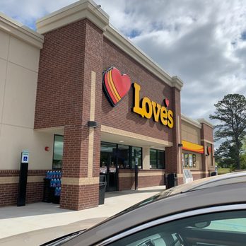 Love's Travel Stop - the front of a love's travel stop - Convenience Stores Near Me - Hamilton, Alabama