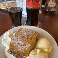 Rathaus Cafe - Apple streusel and ice cream