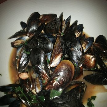 Tomate Basilic - Moules avec bouillon a la bière, oignons et pancetta - Italian Near Me - Pointe-Aux-Trembles, Quebec