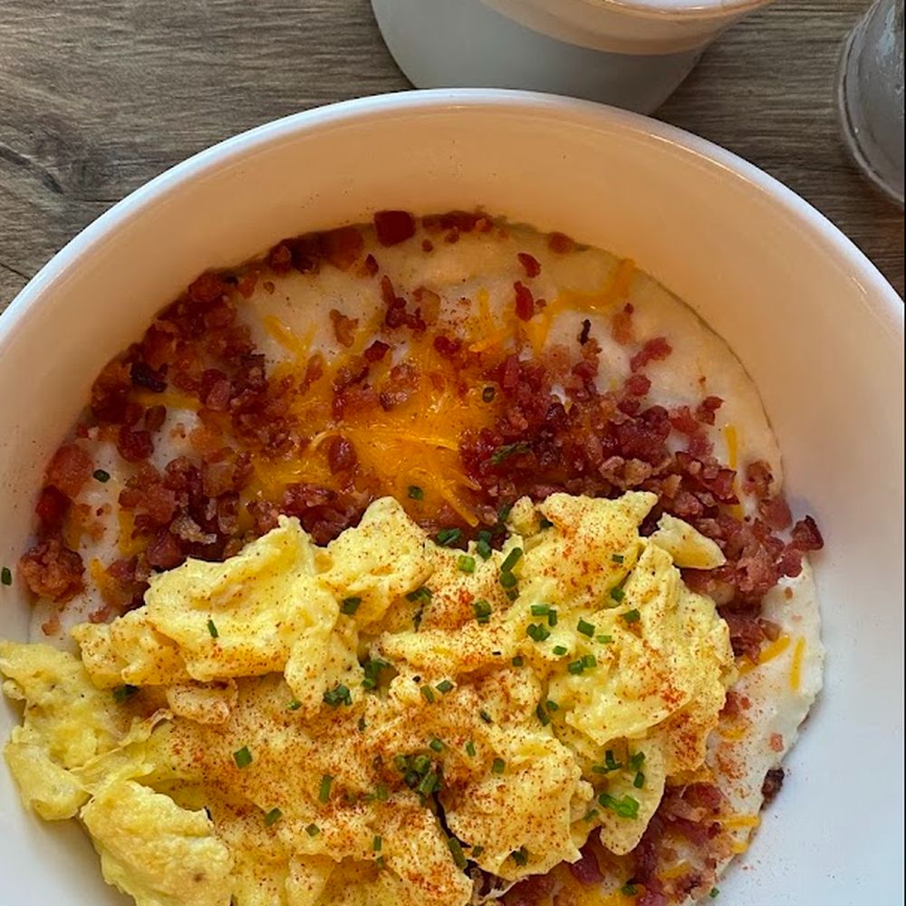 Grits w bacon & egg