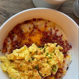 Grits w bacon & egg