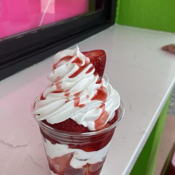 Strawlicious - Strawberry with whipped cream - Desserts Near Me - Orlando, Florida