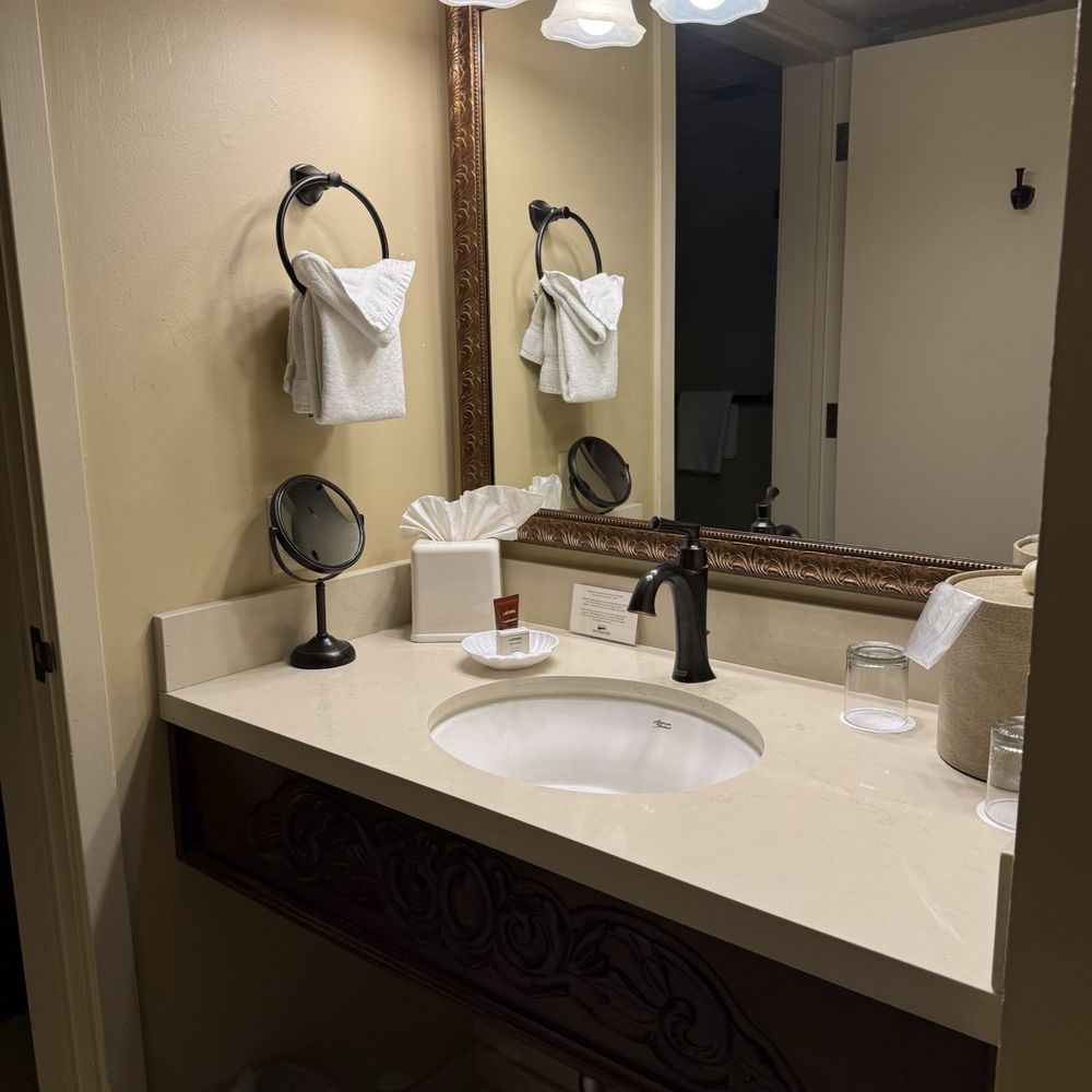 Victorian Inn - Bathroom - Hotels Near Me - Monterey, California Victorian Inn - Bathroom - Hotels Near Me - Monterey, California