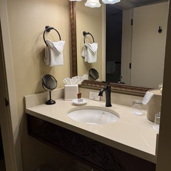 Victorian Inn - Bathroom - Hotels Near Me - Monterey, California Victorian Inn - Bathroom - Hotels Near Me - Monterey, California